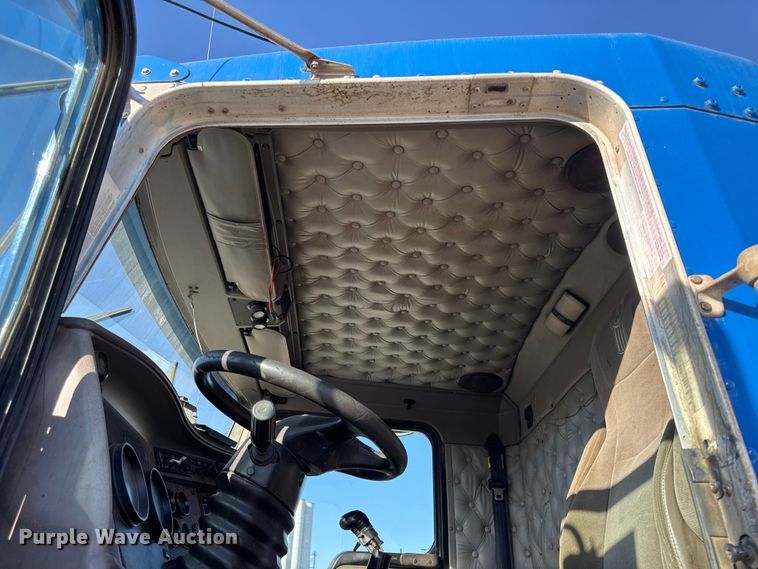 image for item EC4475 2006 Kenworth T800 semi truck