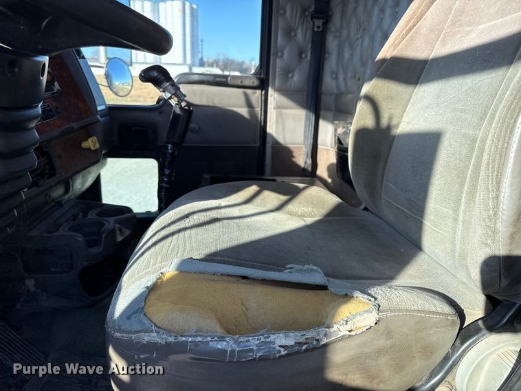 image for item EC4475 2006 Kenworth T800 semi truck