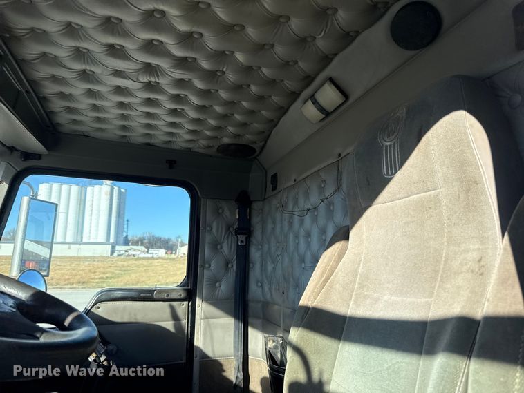 image for item EC4475 2006 Kenworth T800 semi truck