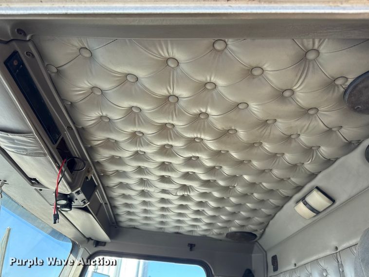 image for item EC4475 2006 Kenworth T800 semi truck