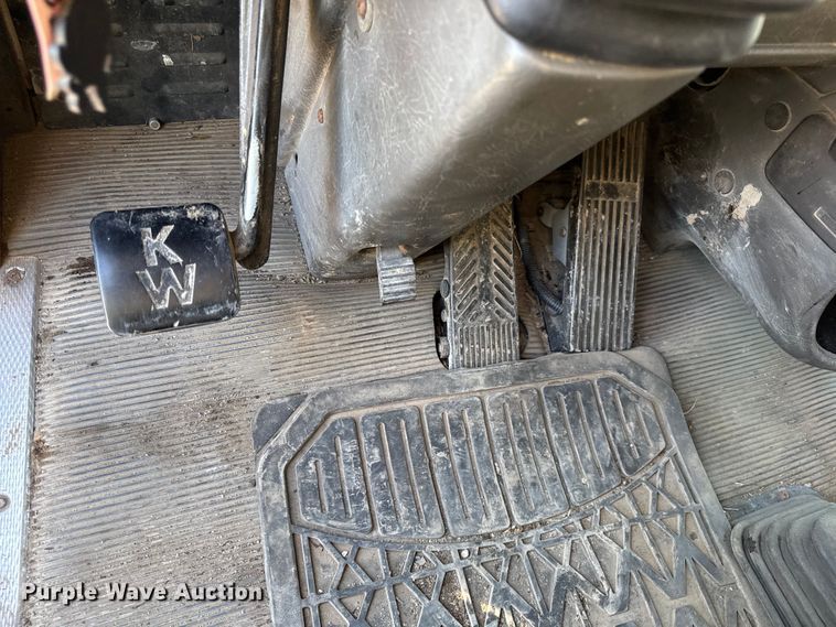 image for item EC4475 2006 Kenworth T800 semi truck