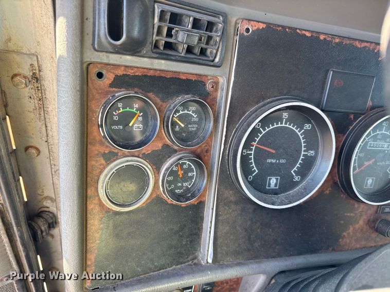 image for item EC4475 2006 Kenworth T800 semi truck