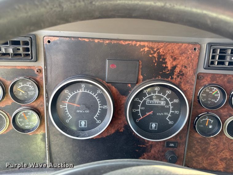 image for item EC4475 2006 Kenworth T800 semi truck