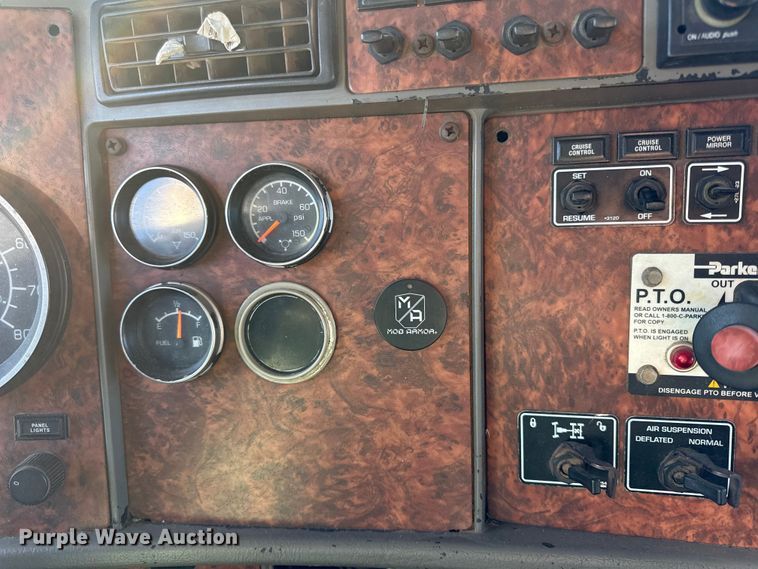 image for item EC4475 2006 Kenworth T800 semi truck