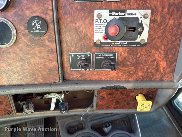 image for item EC4475 2006 Kenworth T800 semi truck