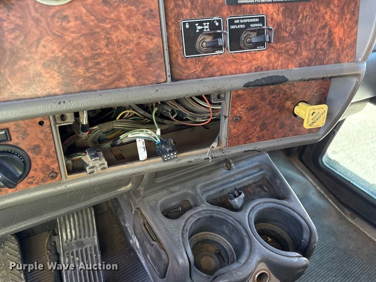 image for item EC4475 2006 Kenworth T800 semi truck