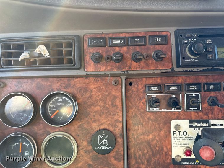 image for item EC4475 2006 Kenworth T800 semi truck