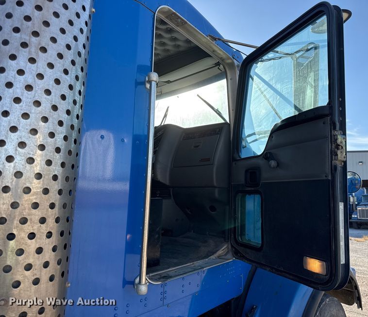 image for item EC4475 2006 Kenworth T800 semi truck