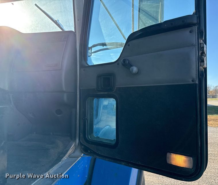 image for item EC4475 2006 Kenworth T800 semi truck