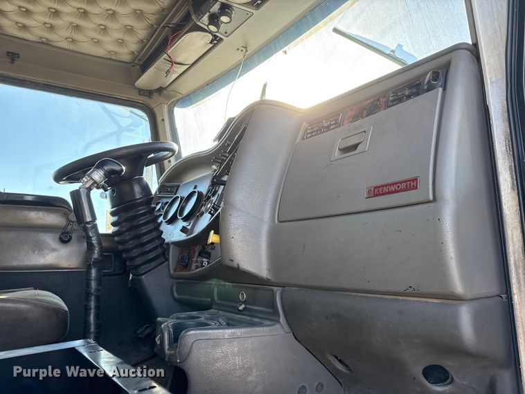 image for item EC4475 2006 Kenworth T800 semi truck