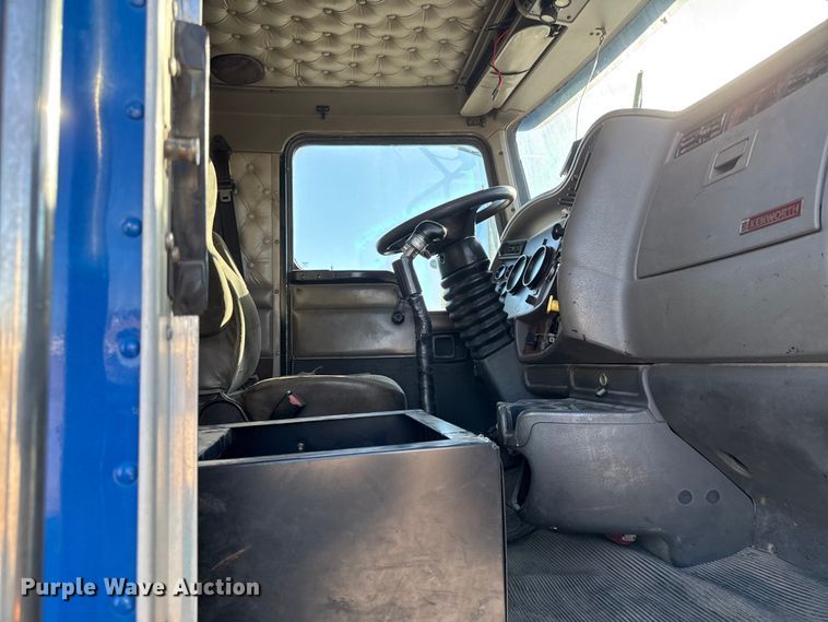 image for item EC4475 2006 Kenworth T800 semi truck