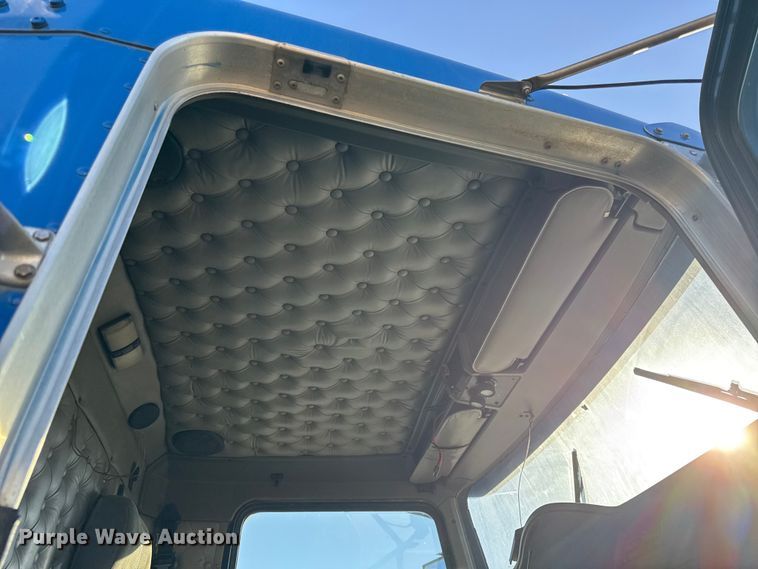 image for item EC4475 2006 Kenworth T800 semi truck