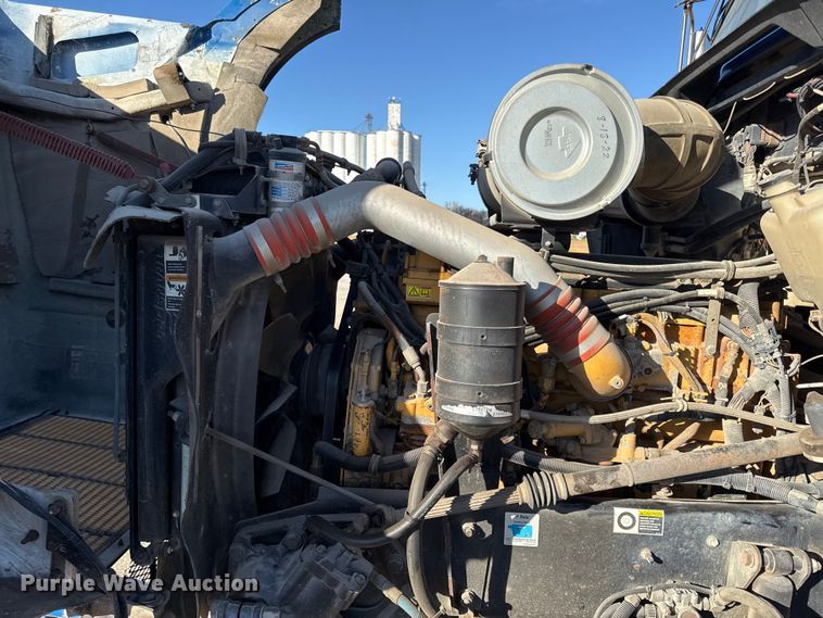 image for item EC4475 2006 Kenworth T800 semi truck