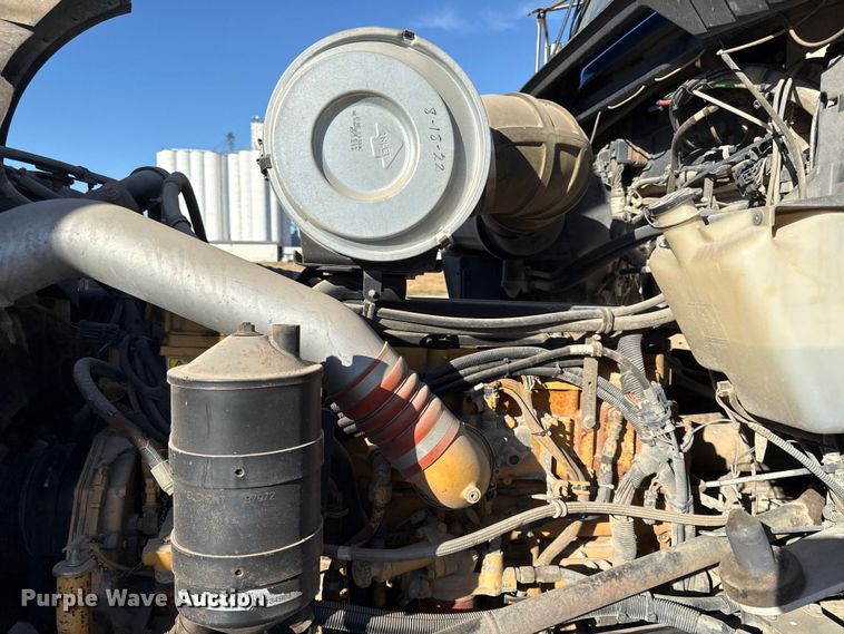 image for item EC4475 2006 Kenworth T800 semi truck