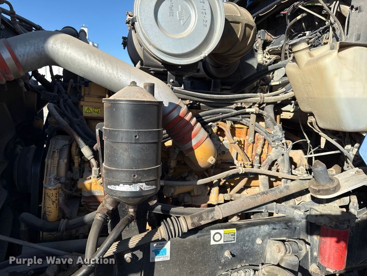 image for item EC4475 2006 Kenworth T800 semi truck