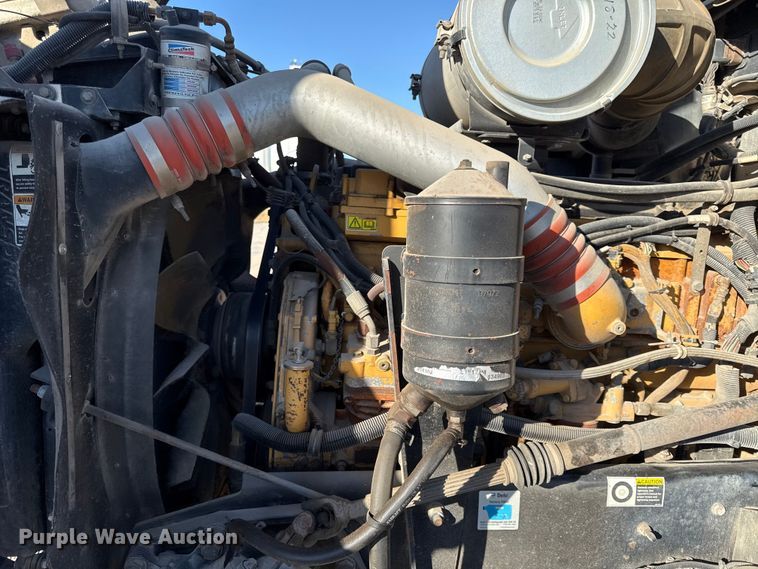 image for item EC4475 2006 Kenworth T800 semi truck