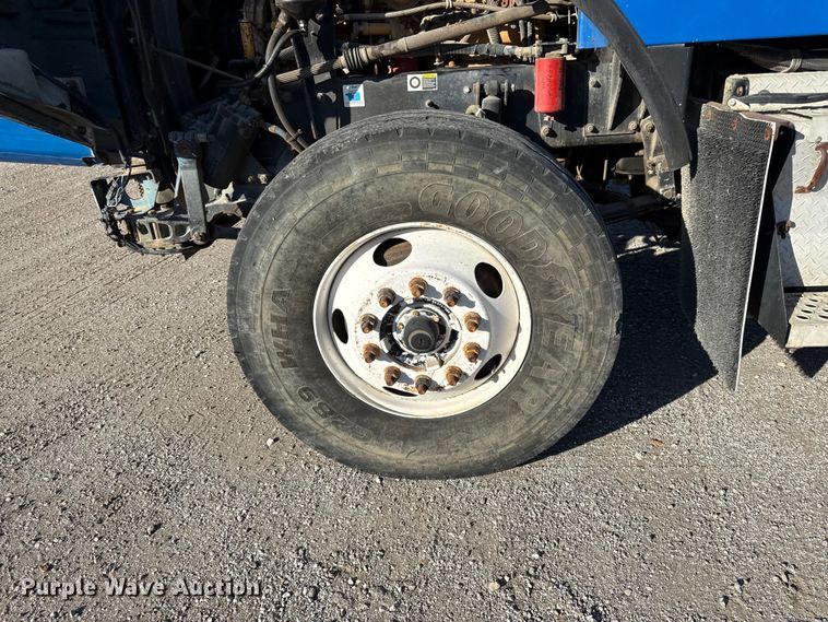 image for item EC4475 2006 Kenworth T800 semi truck