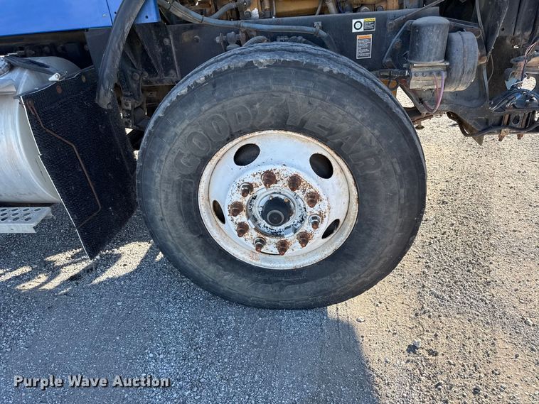 image for item EC4475 2006 Kenworth T800 semi truck