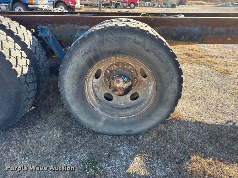 image for item EC4475 2006 Kenworth T800 semi truck