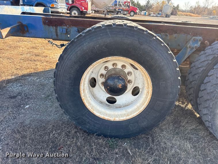 image for item EC4475 2006 Kenworth T800 semi truck