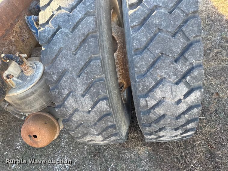 image for item EC4475 2006 Kenworth T800 semi truck