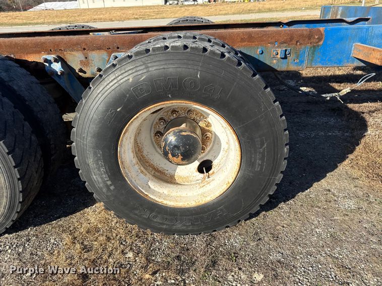 image for item EC4475 2006 Kenworth T800 semi truck