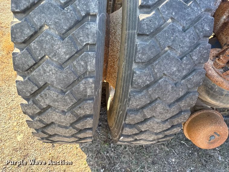 image for item EC4475 2006 Kenworth T800 semi truck