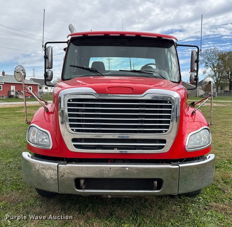 image for item ED1526 2006 Freightliner Business Class M2 semi truck