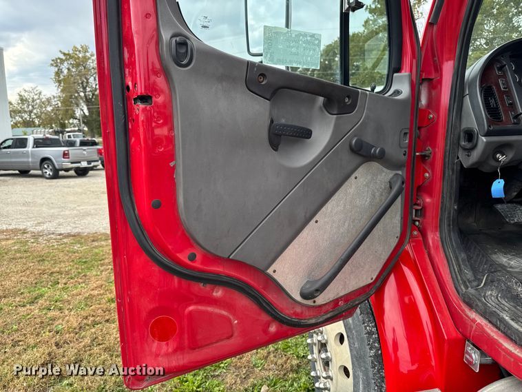 image for item ED1526 2006 Freightliner Business Class M2 semi truck