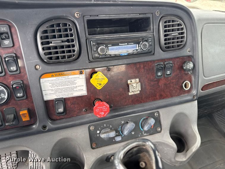 image for item ED1526 2006 Freightliner Business Class M2 semi truck