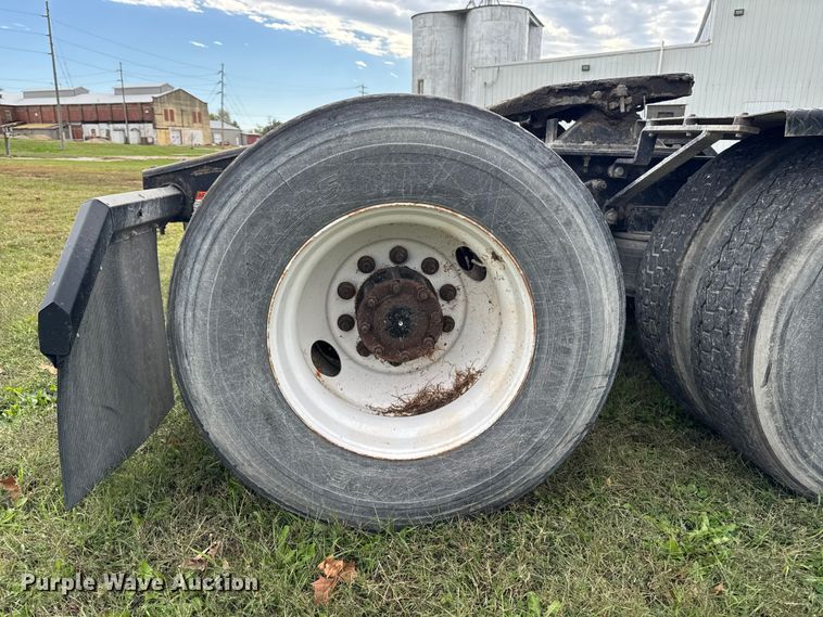 image for item ED1526 2006 Freightliner Business Class M2 semi truck