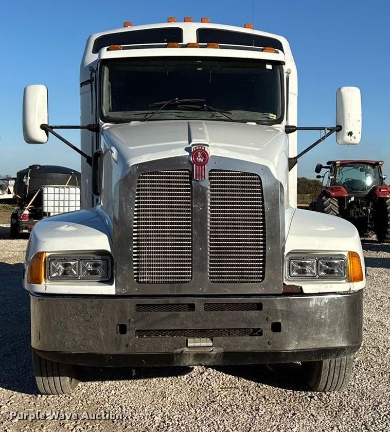 image for item ED2378 2007 Kenworth semi truck