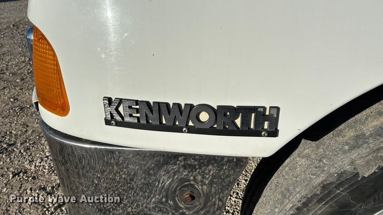 image for item ED2378 2007 Kenworth semi truck