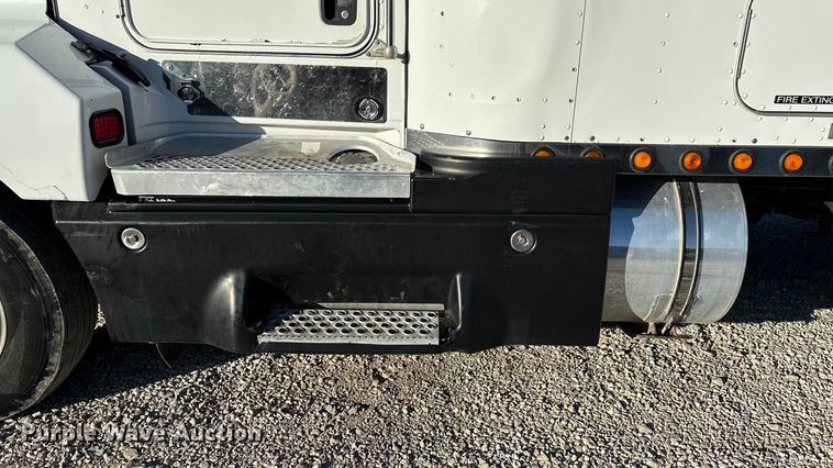 image for item ED2378 2007 Kenworth semi truck