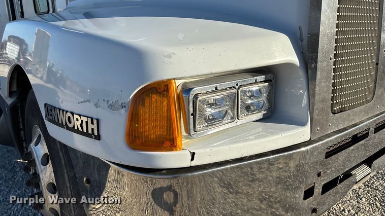 image for item ED2378 2007 Kenworth semi truck