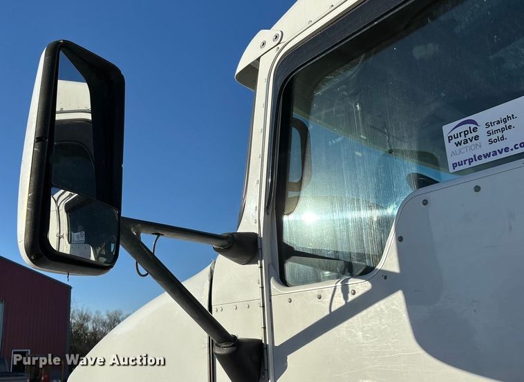 image for item ED2378 2007 Kenworth semi truck