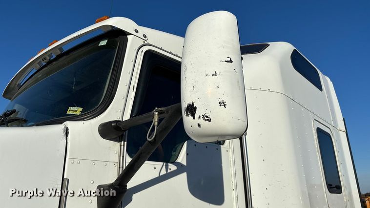 image for item ED2378 2007 Kenworth semi truck