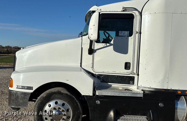 image for item ED2378 2007 Kenworth semi truck