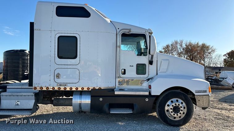 image for item ED2378 2007 Kenworth semi truck