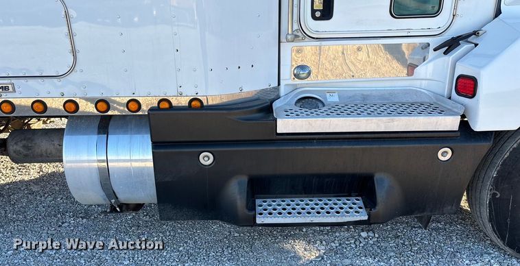 image for item ED2378 2007 Kenworth semi truck