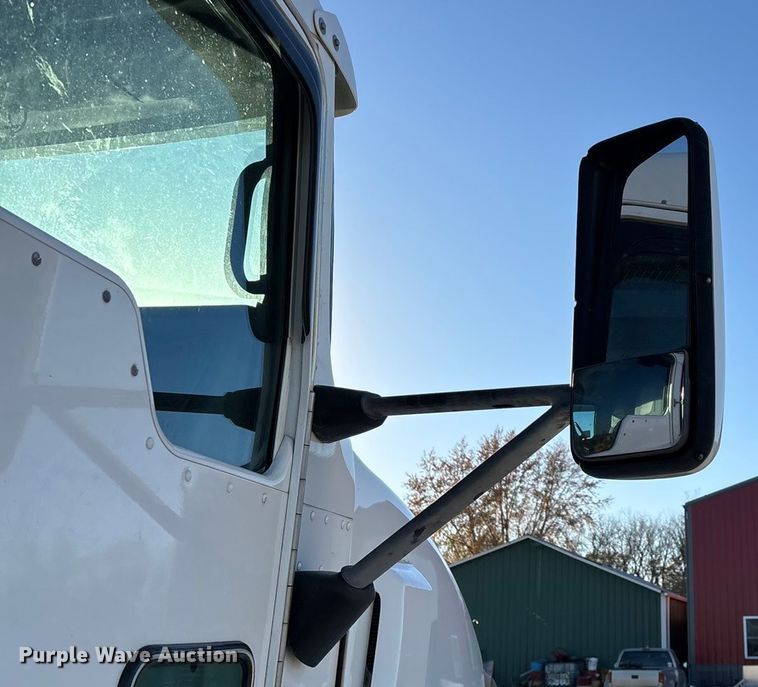 image for item ED2378 2007 Kenworth semi truck