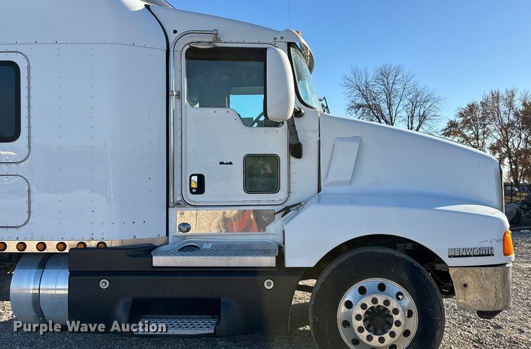 image for item ED2378 2007 Kenworth semi truck