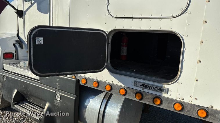 image for item ED2378 2007 Kenworth semi truck