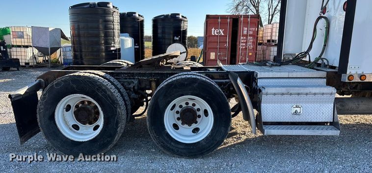 image for item ED2378 2007 Kenworth semi truck