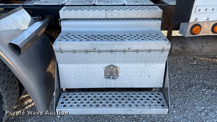 image for item ED2378 2007 Kenworth semi truck