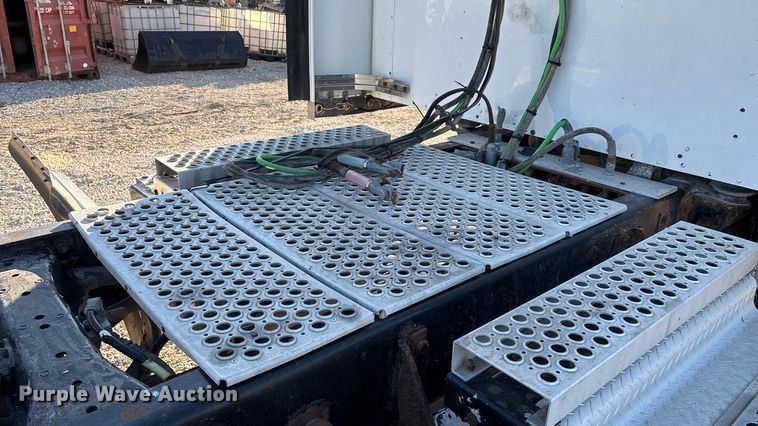 image for item ED2378 2007 Kenworth semi truck