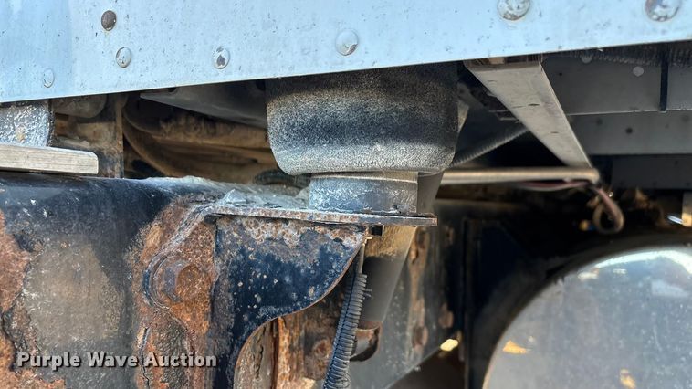 image for item ED2378 2007 Kenworth semi truck