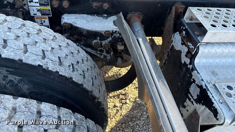 image for item ED2378 2007 Kenworth semi truck