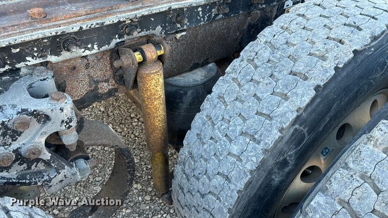 image for item ED2378 2007 Kenworth semi truck