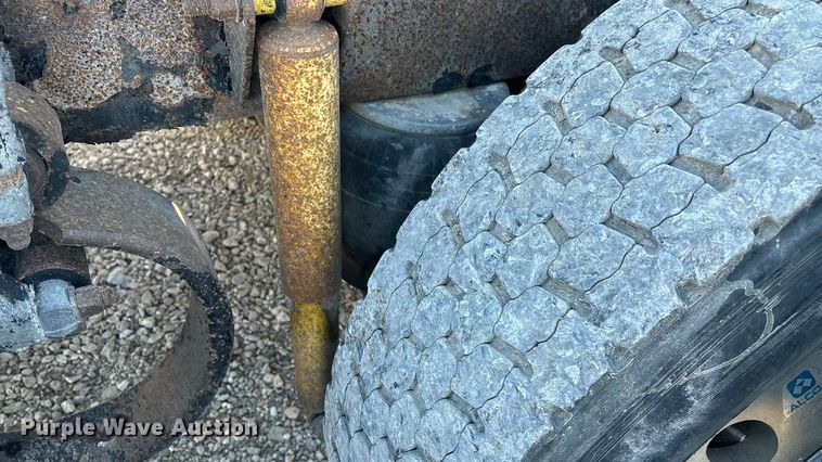 image for item ED2378 2007 Kenworth semi truck